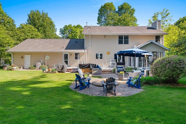 602 Wild Oak DRIVE, Manitowoc, WI 54220