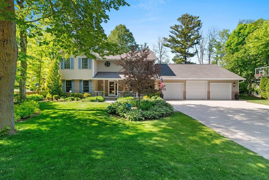 602 Wild Oak DRIVE, Manitowoc, WI 54220