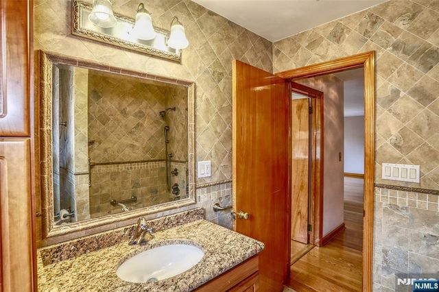 1106 Keswick Place, Fort Lee, NJ 07024