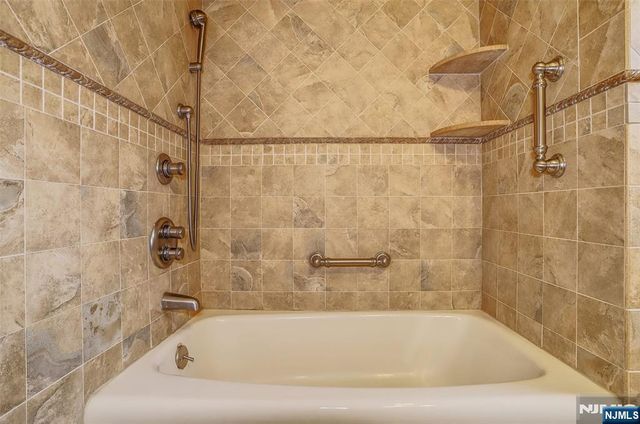 1106 Keswick Place, Fort Lee, NJ 07024