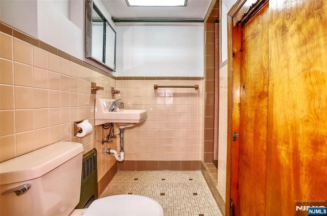 1106 Keswick Place, Fort Lee, NJ 07024