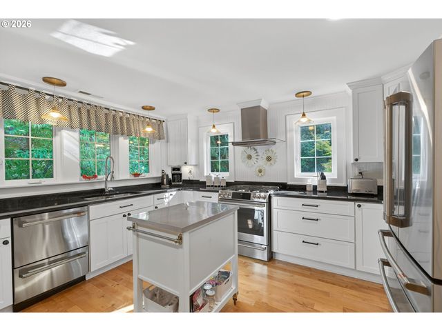 18665 TRILLIUM Dr, West Linn, OR 97068