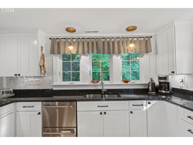 18665 TRILLIUM Dr, West Linn, OR 97068