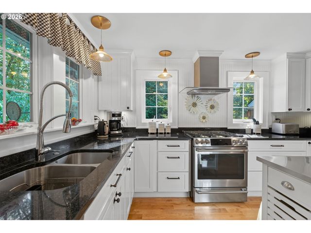 18665 TRILLIUM Dr, West Linn, OR 97068