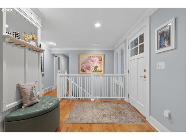 18665 TRILLIUM Dr, West Linn, OR 97068