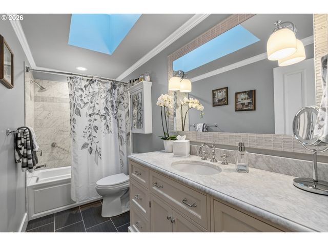 18665 TRILLIUM Dr, West Linn, OR 97068