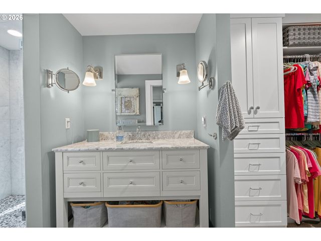 18665 TRILLIUM Dr, West Linn, OR 97068