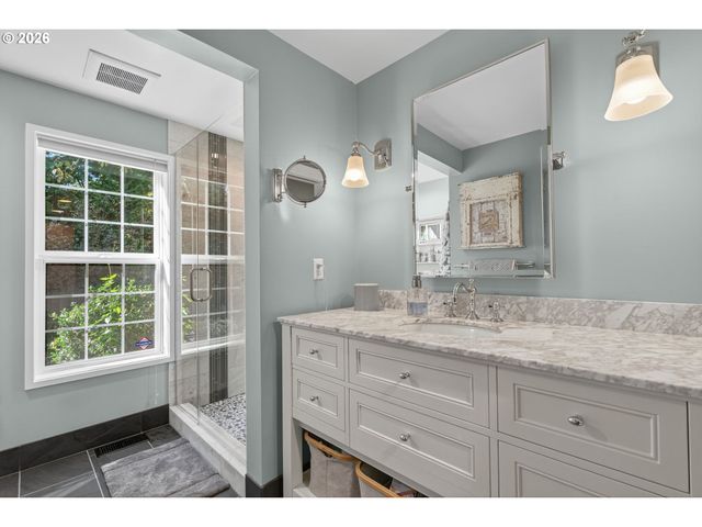 18665 TRILLIUM Dr, West Linn, OR 97068