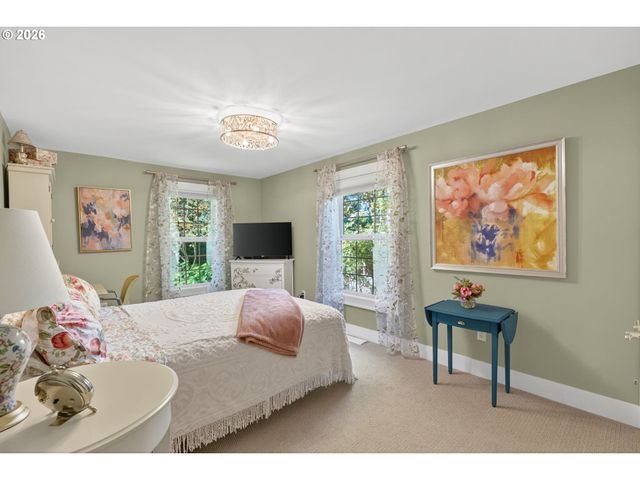 18665 TRILLIUM Dr, West Linn, OR 97068