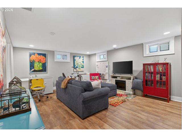 18665 TRILLIUM Dr, West Linn, OR 97068