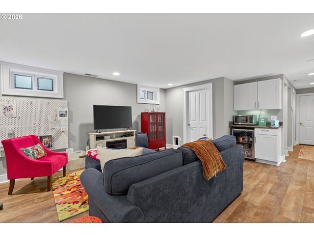 18665 TRILLIUM Dr, West Linn, OR 97068