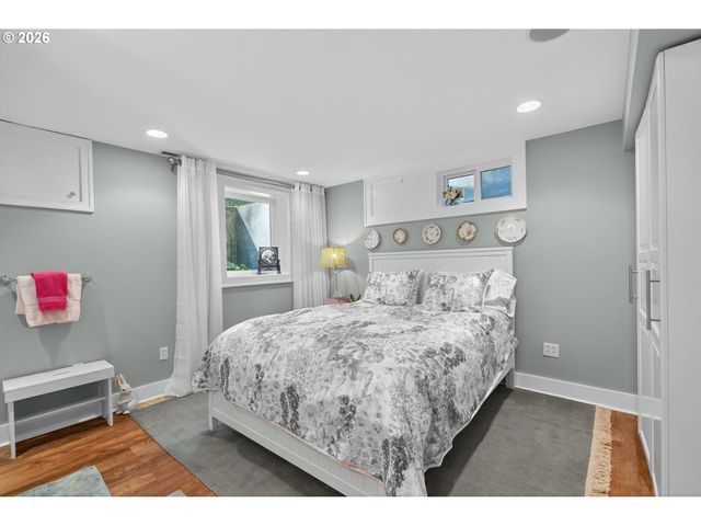 18665 TRILLIUM Dr, West Linn, OR 97068