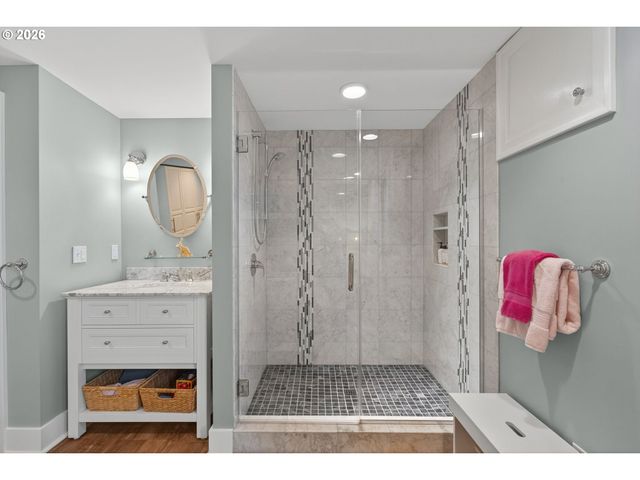 18665 TRILLIUM Dr, West Linn, OR 97068