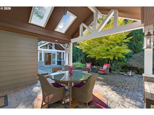 18665 TRILLIUM Dr, West Linn, OR 97068