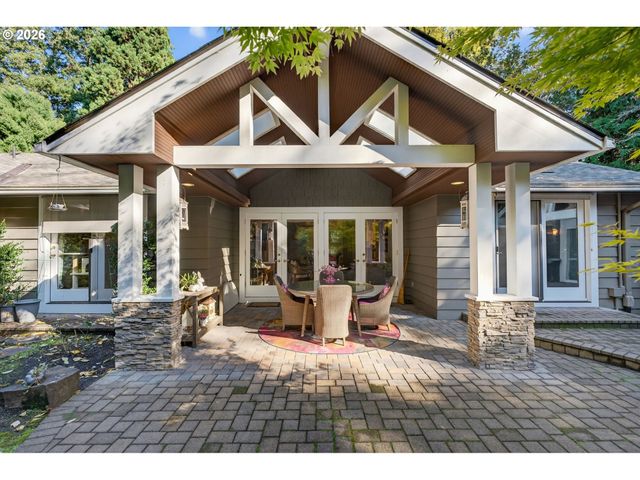 18665 TRILLIUM Dr, West Linn, OR 97068