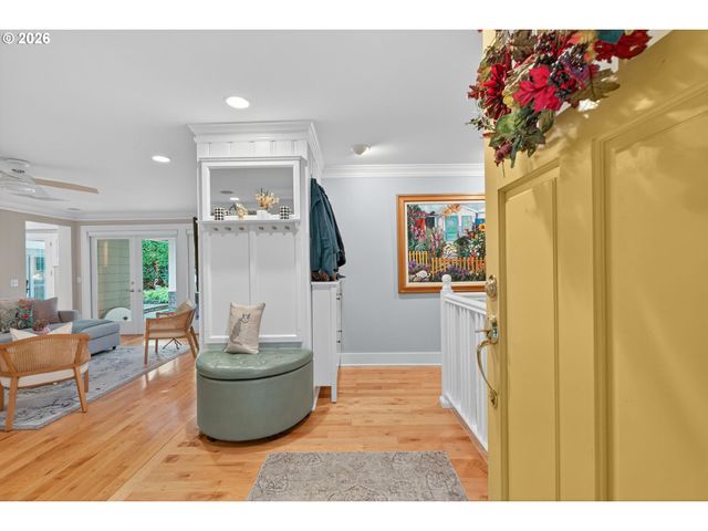 18665 TRILLIUM Dr, West Linn, OR 97068