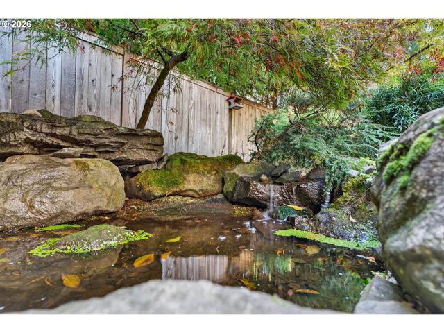 18665 TRILLIUM Dr, West Linn, OR 97068