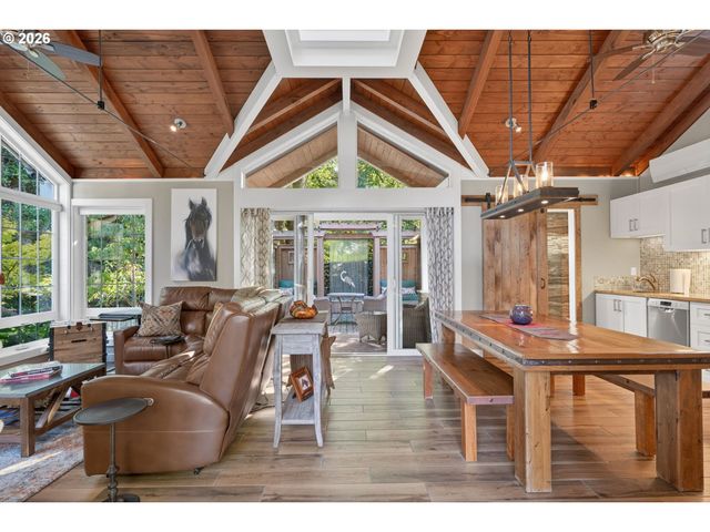 18665 TRILLIUM Dr, West Linn, OR 97068