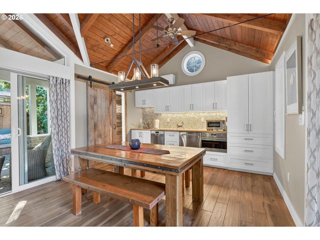 18665 TRILLIUM Dr, West Linn, OR 97068