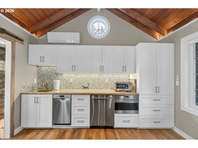 18665 TRILLIUM Dr, West Linn, OR 97068