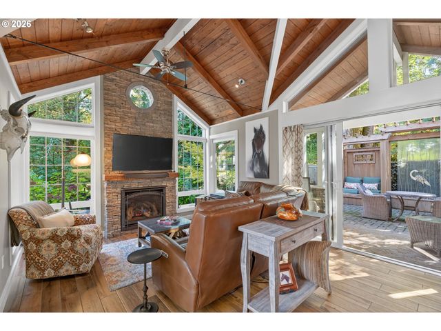 18665 TRILLIUM Dr, West Linn, OR 97068