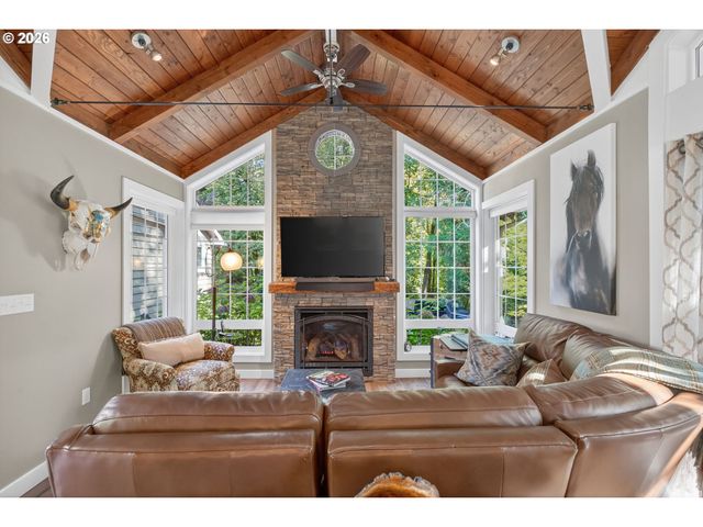 18665 TRILLIUM Dr, West Linn, OR 97068