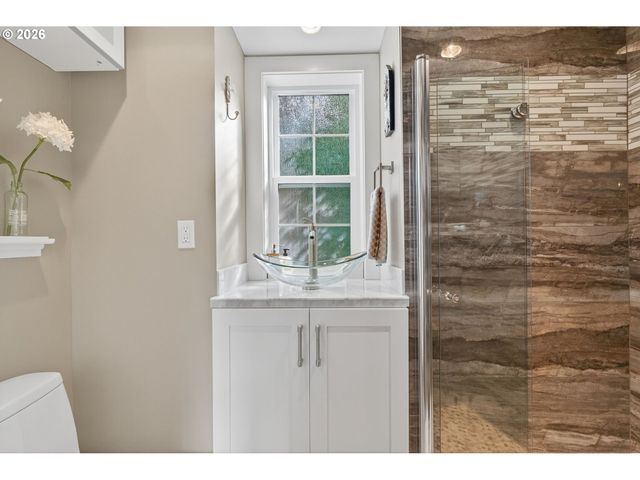 18665 TRILLIUM Dr, West Linn, OR 97068