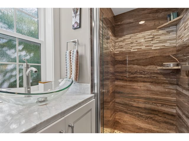 18665 TRILLIUM Dr, West Linn, OR 97068