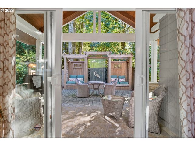 18665 TRILLIUM Dr, West Linn, OR 97068