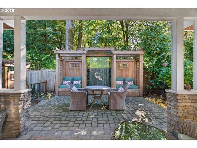 18665 TRILLIUM Dr, West Linn, OR 97068