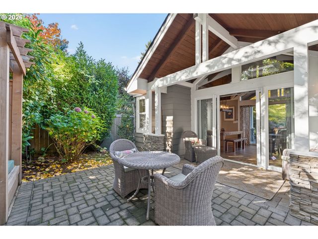 18665 TRILLIUM Dr, West Linn, OR 97068