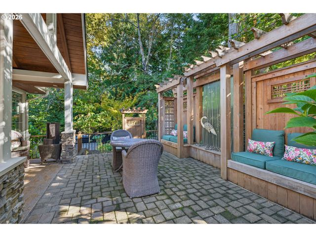 18665 TRILLIUM Dr, West Linn, OR 97068