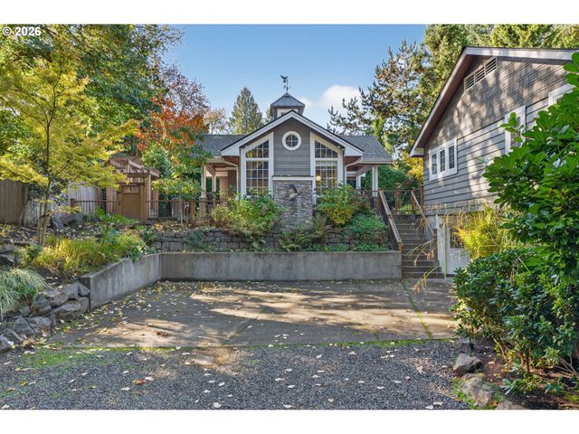 18665 TRILLIUM Dr, West Linn, OR 97068