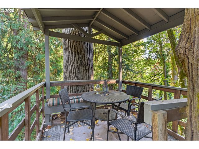 18665 TRILLIUM Dr, West Linn, OR 97068