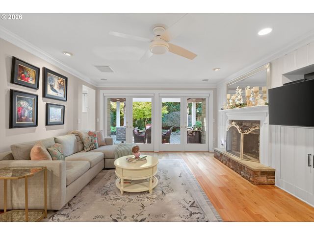 18665 TRILLIUM Dr, West Linn, OR 97068