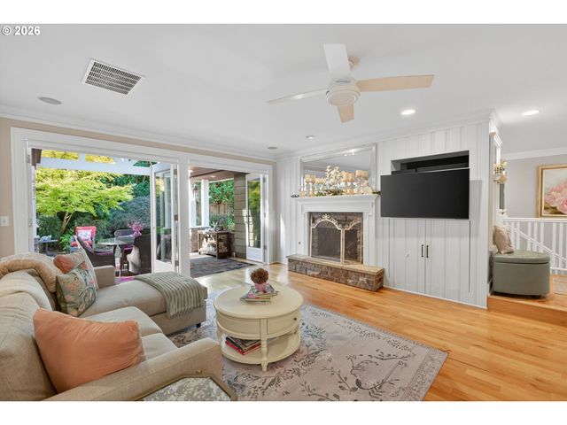 18665 TRILLIUM Dr, West Linn, OR 97068