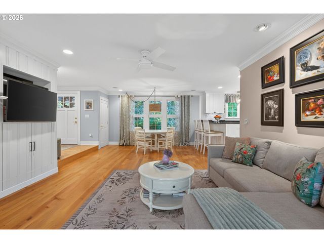 18665 TRILLIUM Dr, West Linn, OR 97068