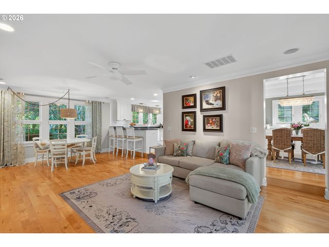 18665 TRILLIUM Dr, West Linn, OR 97068