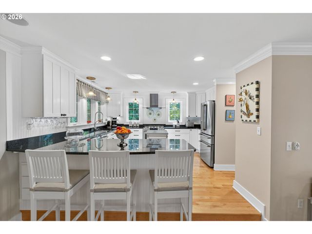 18665 TRILLIUM Dr, West Linn, OR 97068