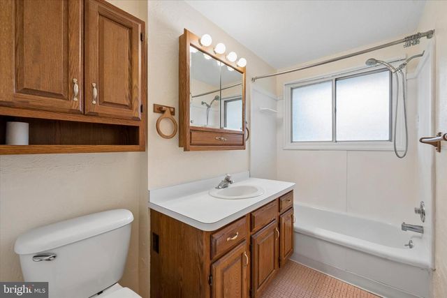 17 MAN O WAR DR, Media, PA 19063