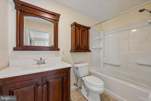 17 MAN O WAR DR, Media, PA 19063