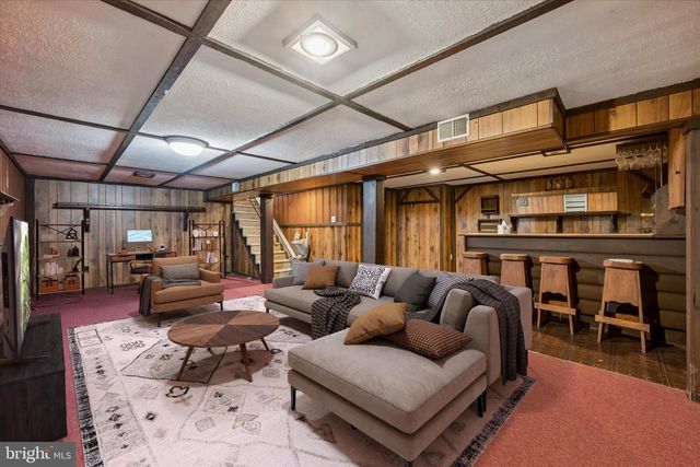 17 MAN O WAR DR, Media, PA 19063