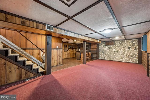 17 MAN O WAR DR, Media, PA 19063