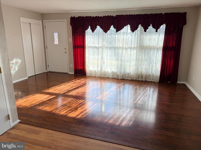 17 MAN O WAR DR, Media, PA 19063