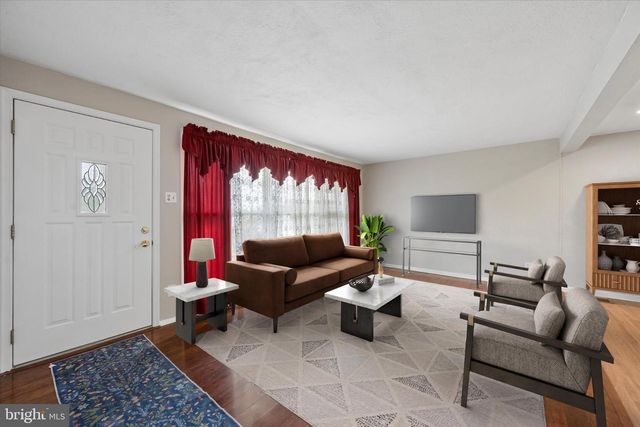 17 MAN O WAR DR, Media, PA 19063