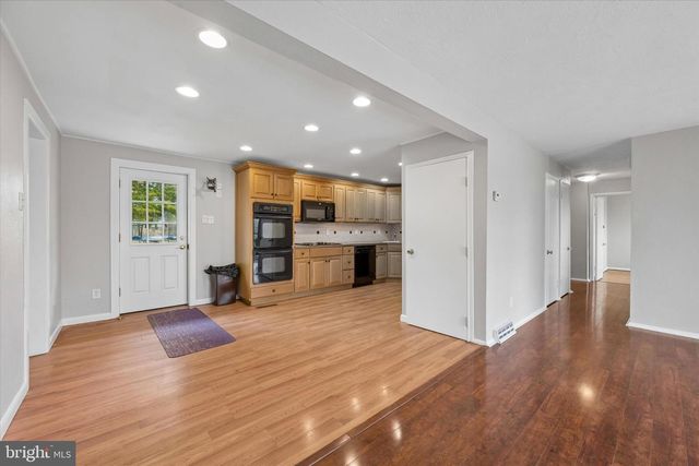 17 MAN O WAR DR, Media, PA 19063