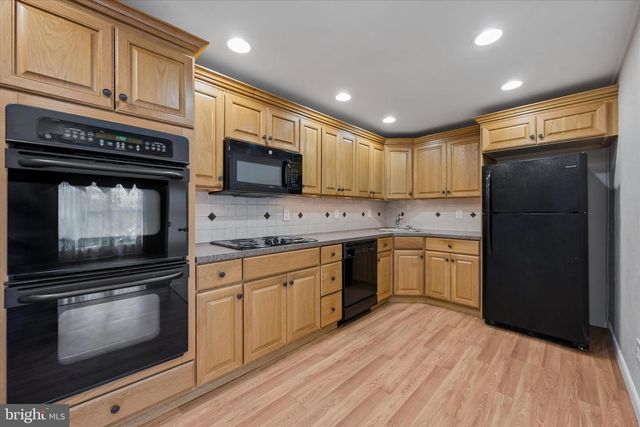 17 MAN O WAR DR, Media, PA 19063