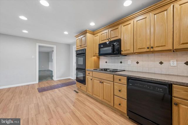 17 MAN O WAR DR, Media, PA 19063