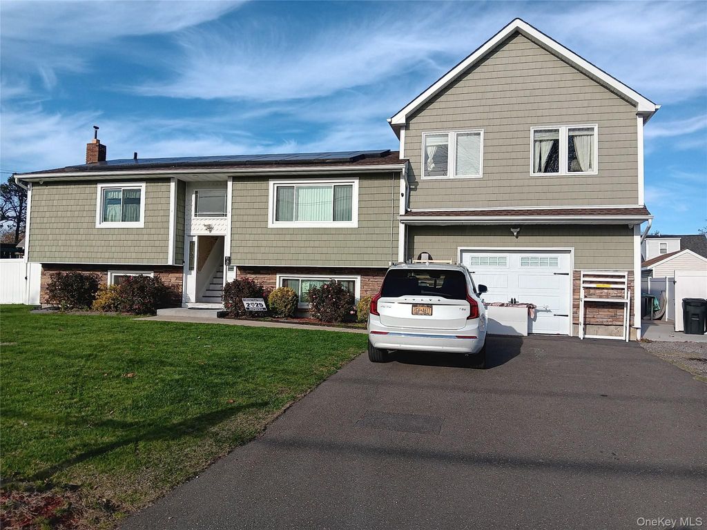 31 Essex Street, West Babylon, NY 11704