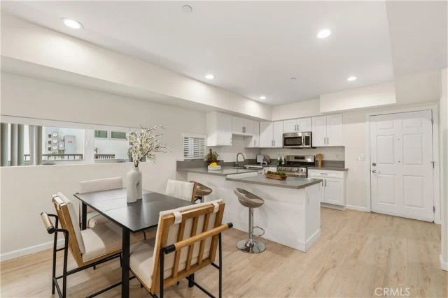 1409 N Hobart, Los Angeles, CA 90027